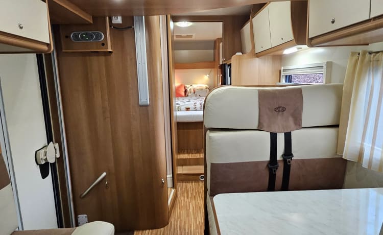 Voyager – onberispelijke 4p semi-integrated camper uit 2017