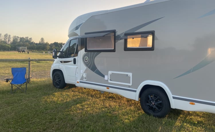 Betty Ann – Betty Ann is een luxe automatische camper met 5 zitplaatsen en 6 slaapplaatsen uit 2021, Perfec