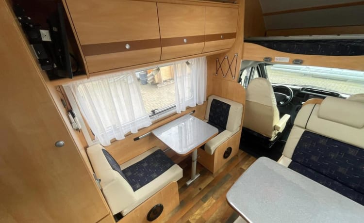 Camper familiare con letti a castello, 6 Person Sunlight Alcove del 2009