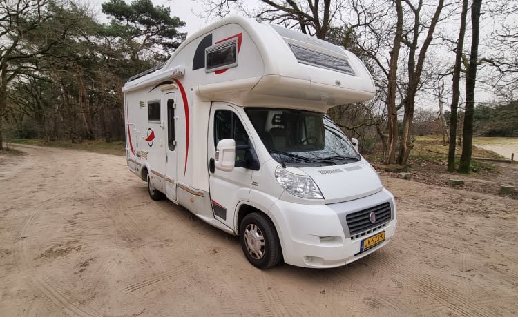 ITALIAN Traveller – Ruime familie camper met 2 vaste 2 - persoonsbedden