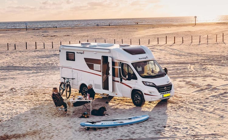 Camper: New, Luxury & 6.96 mtr. for 2, 3 or 4 people