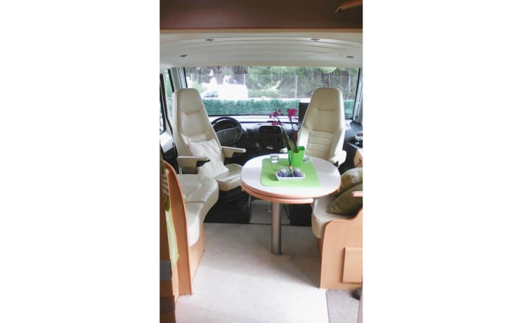 Pilote Explorateur 713 – Camping-car spacieux et soigné pour 4 personnes avec 2 lits simples et un lit escamotable pour 2 personnes.