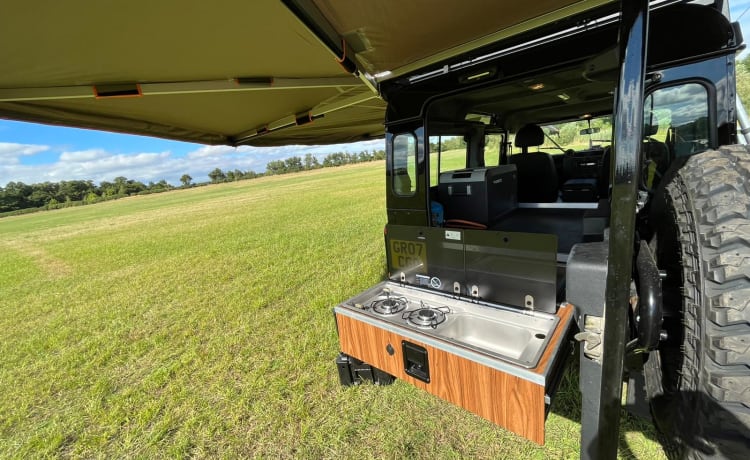 The Sheriff – Land Rover Defender Overland Adventure Camper avec auvent 270