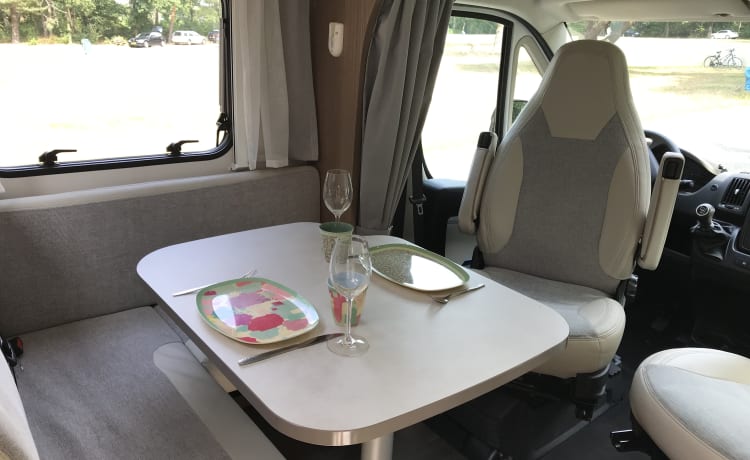 Moderner luxuriöser halbintegrierter Camper 4 Personen