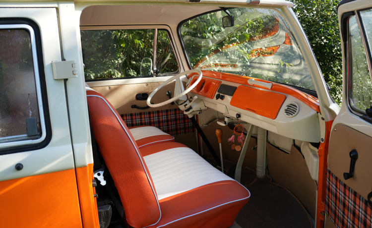 Bohemien – Camping-car rétro Volkswagen T2 : vivez une aventure inoubliable.