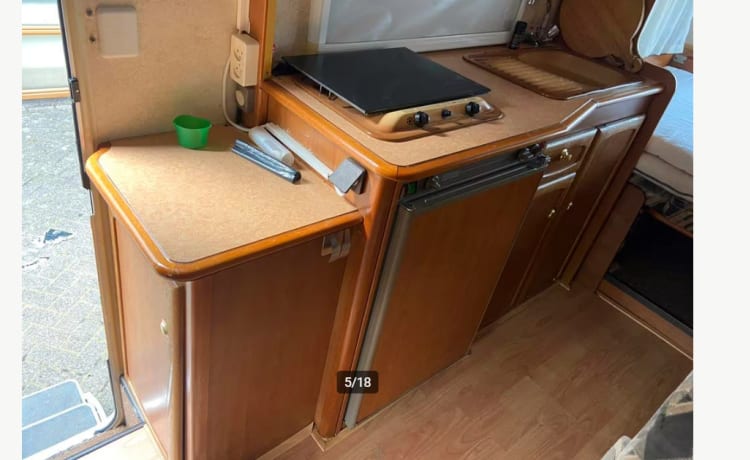 Cozy spacious reliable camper! 6p Ford