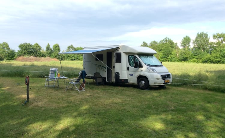 Genießen Sie ein Abenteuer in unserem geräumigen Wohnmobil für zwei Personen.