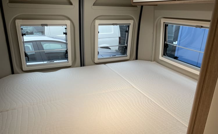 Tourer 5.9 – Carado CV 601 - fixed bed with a length of 5.99 METER!