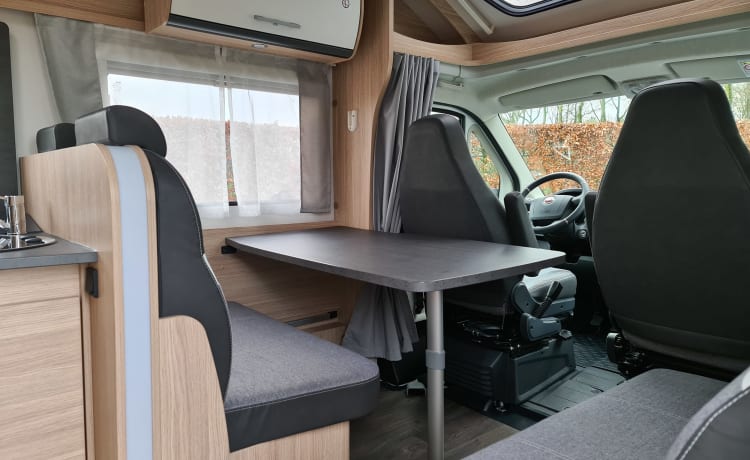 K111XT – Luxe Moderne 4 pers  Sunlight T67  met lengtebed | Km vrij! 