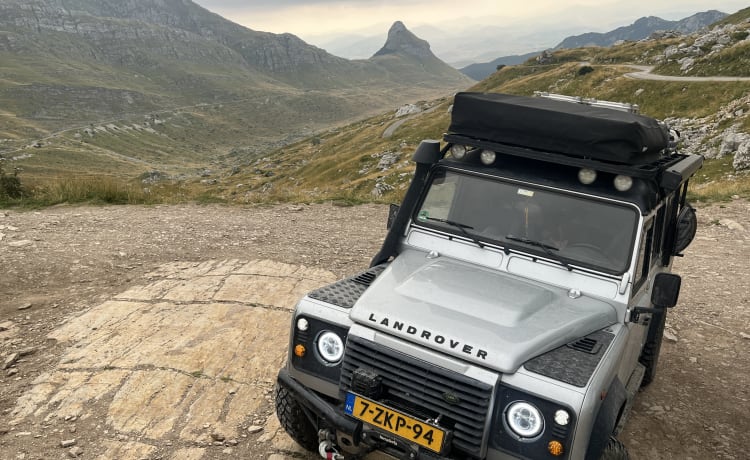 Mooie avonturen met de familie, stoere Landrover Defender met daktent