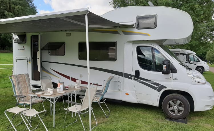 Camping-car familial de luxe avec beaucoup d'espace pour s'asseoir et dormir Sunlight A72