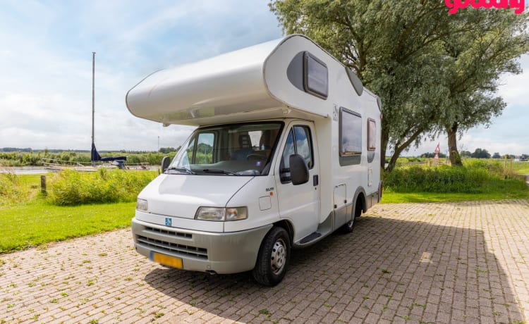 Knaussie – Meraviglioso camper alcova compatto con 4 posti letto