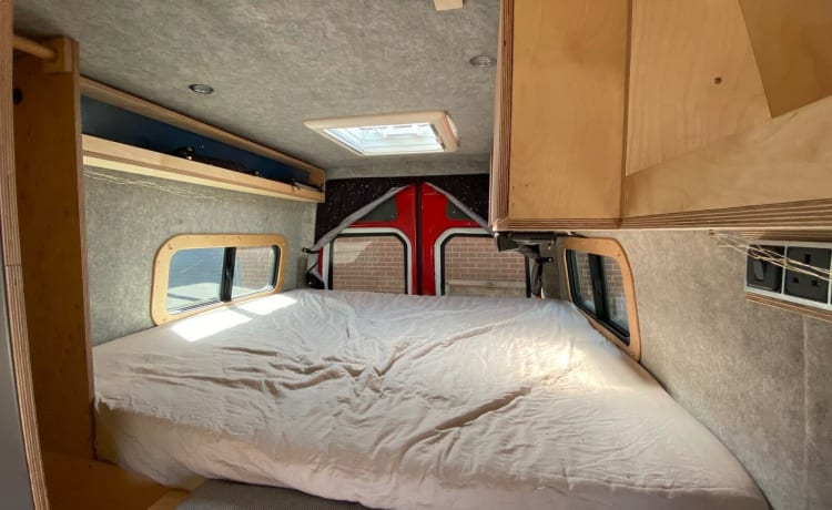 Big Red – 3 berth Mercedes-Benz (Off Grid Solar ) Birmingham-Oxford 