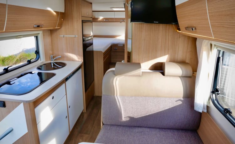 Carado T337 (1) - Ruime en luxe 2 persoons camper