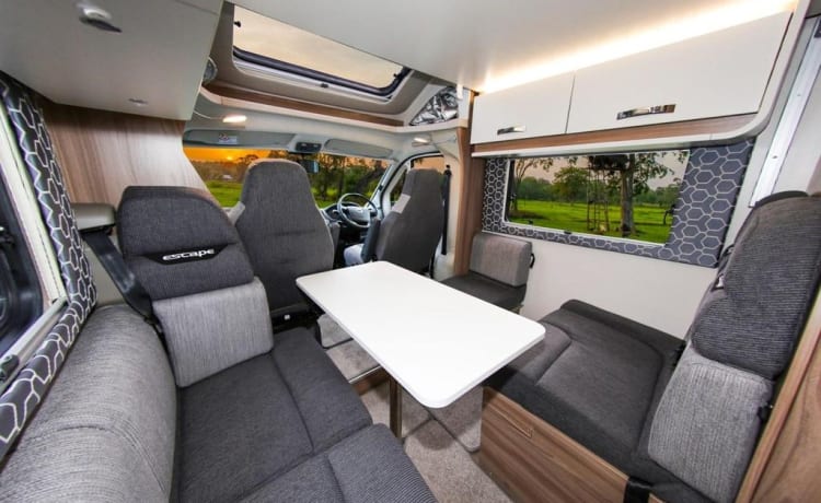 THE SAVOY – LUXURY MOTORHOME WITH FIXED ISLAND BED