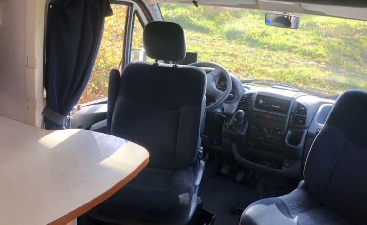 Sehr kompletter teilintegrierter Camper mit großer Garage / Tierunterkunft