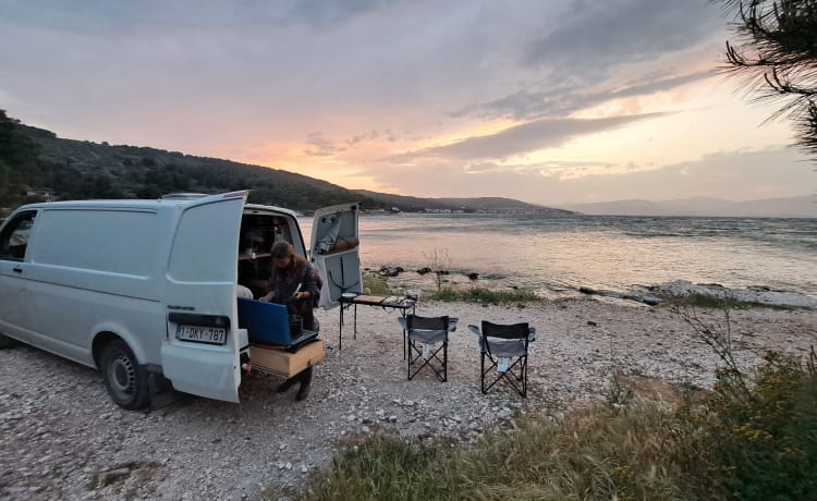 THE VAN – Gezellige zelfbouw VW-camper uit 2019