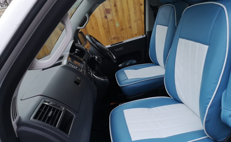 VW Caravelle 7 Sitzer Auto - Mit Markise, Schlafzimmer, Luftmatratzen und Herd.