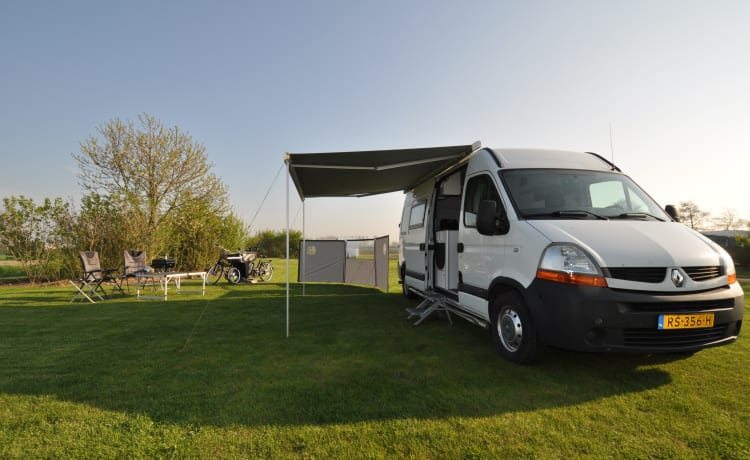 Compleet uitgeruste 2-persoons Renault camperbus met lengtebed 175 x 205 cm