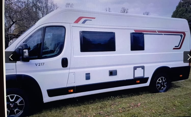 Moderne Challenger Campervan V217  (636) met lengtebedden, 3 pers.