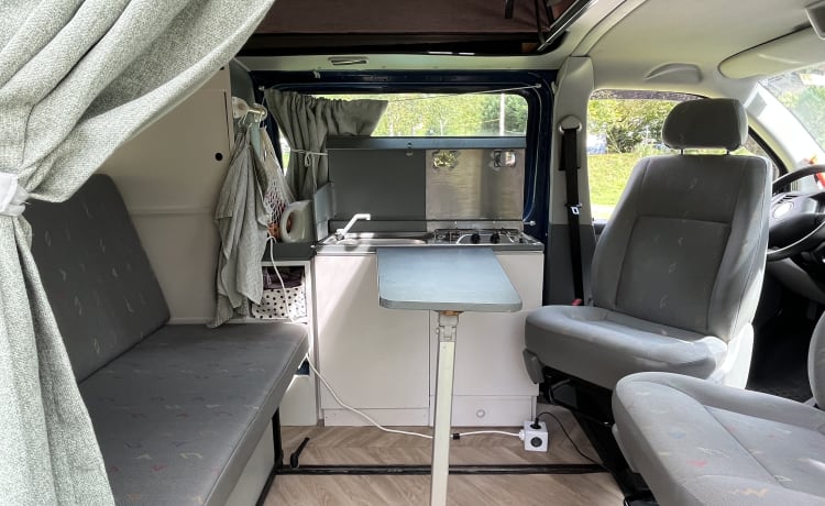 Billy – Schattige 4p Volkswagen T5 Camperbus met slaaphefdak en complete uitrusting