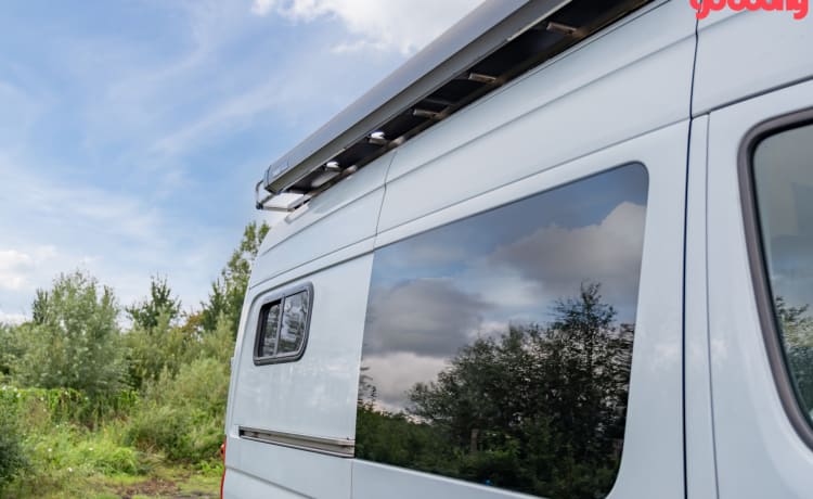 Keesie – Camper per autobus fuori rete Volkswagen Crafter con terrazza sul tetto