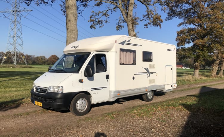 Camping-car semi-intégré très complet avec grand garage/hébergement animalier