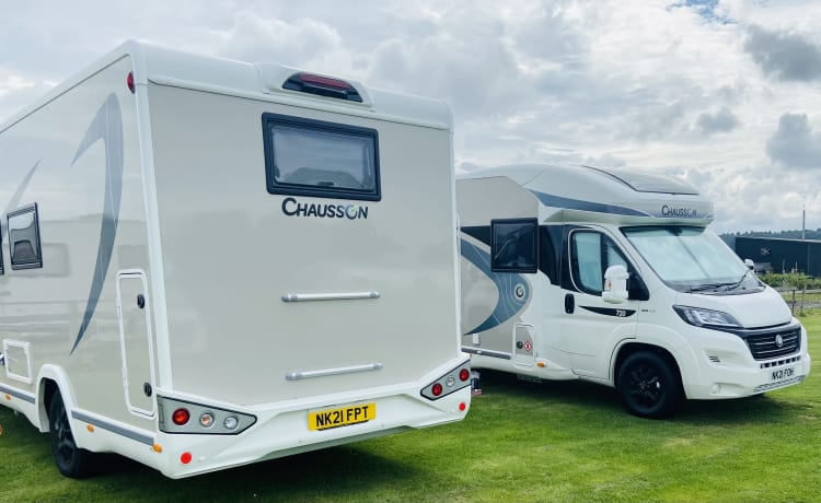 Betty Ann – Betty Ann is een luxe automatische camper met 5 zitplaatsen en 6 slaapplaatsen uit 2021, Perfec