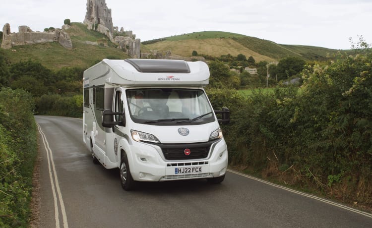 AutoRoller 747 – Segui Frank Campers - Camper di lusso con 6 posti letto