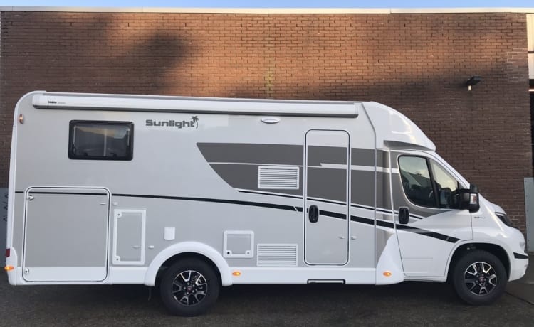 17 – Luxurious, comfortable camper with 2-person fixed bed and 2-person pull-out bed!