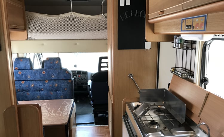 Claes – Claes: 4p spacious Alcove camper from 2000