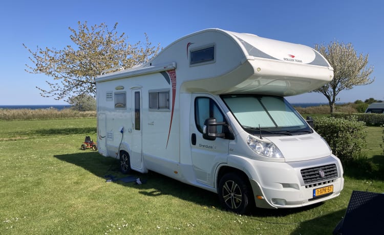 Roller Team – Spacious, cozy 6-person family camper