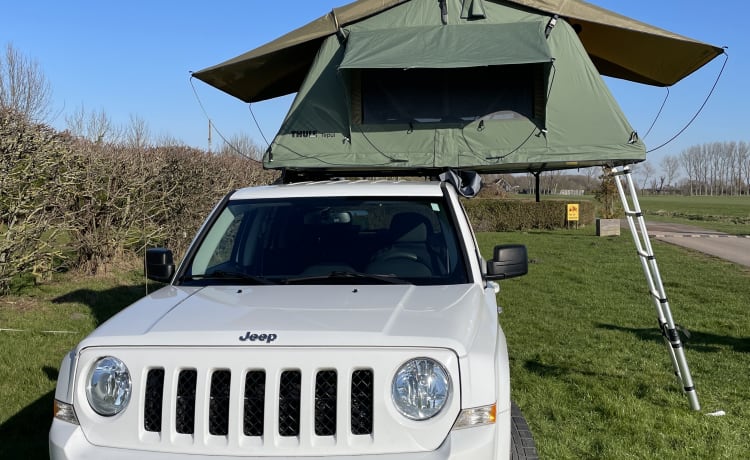 Avventura in tenda da tetto con Jeep Patriot e tenda da tetto Thule