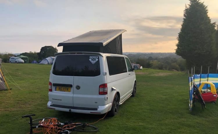 Flo – 4 berth Volkswagen Transporter 5.1 campervan 