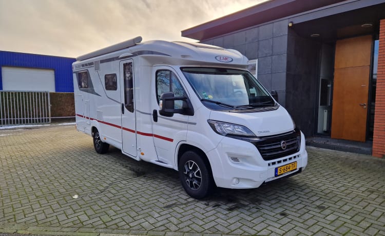 LMC T662 Cruiser - Luxe en comfortabele 2 persoons camper