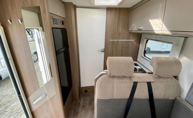 Carado i447 pro 4 persoons camper met automaat spiksplinternieuw 