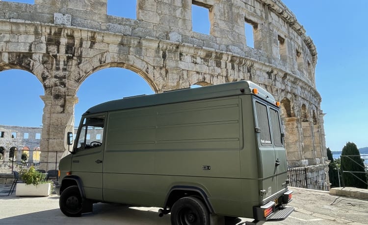 Tanki – 2er-Mercedes-Benz-Bus aus dem Jahr 1990