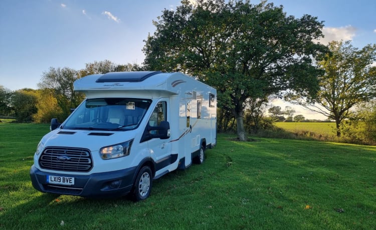 Rocky – 5 Berth "Rocky" Rollerteam Zefiro 685 - Camping-car familial parfait!