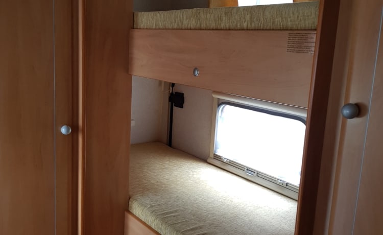 Camper mansardato sette posti letto doppia dinette