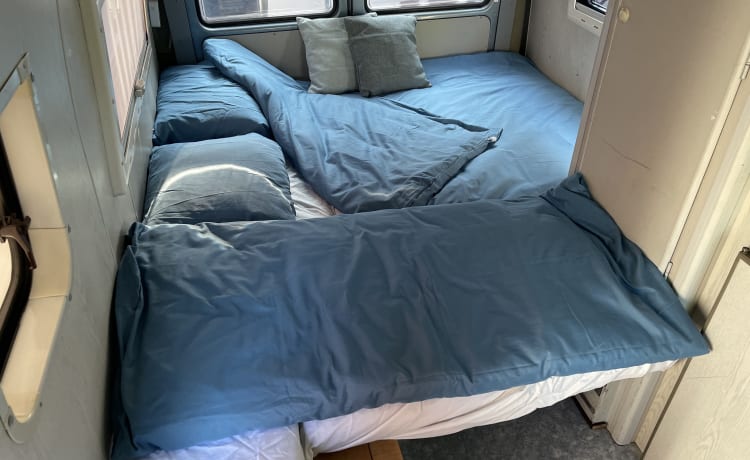 Blauwe Kiwi (VW LT28) – Louez un camping-car rétro classique Volkswagen LT pour des aventures sans précédent !