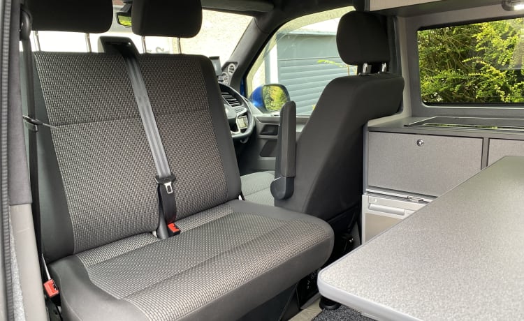 Bobby T – Camper Volkswagen T6.1 di lusso a 4 posti letto. Gira la testa!