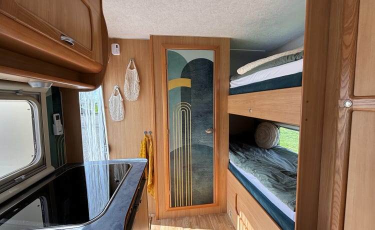 4 persoons Sun Living alkoofcamper uit 2004