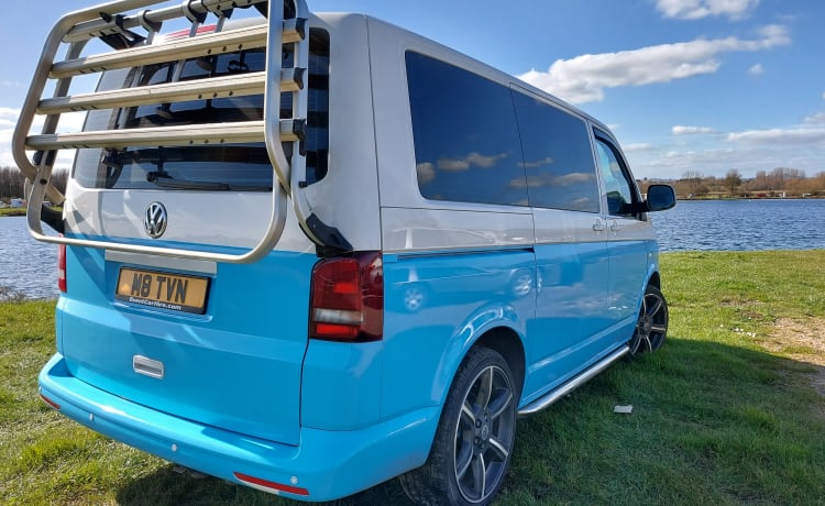 VW Caravelle 7-zits auto - met luifel, slaapkamer, luchtbedden en fornuis.