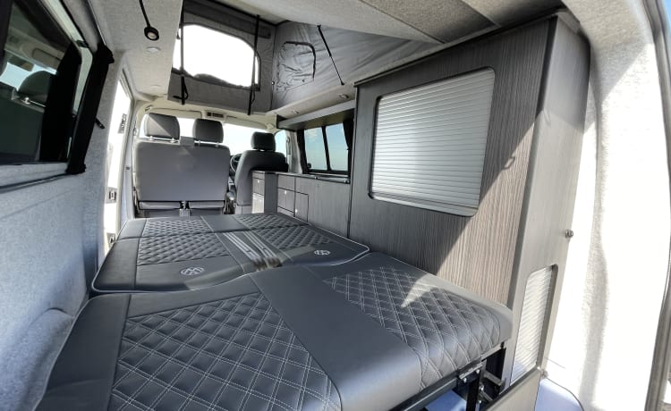 Pearl – VW T5.1 Aufstellcamper mit 2-4 Schlafplätzen und Markise