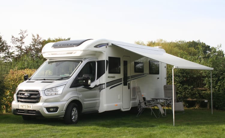 Rose – Luxe automatische camper met 4 slaapplaatsen 