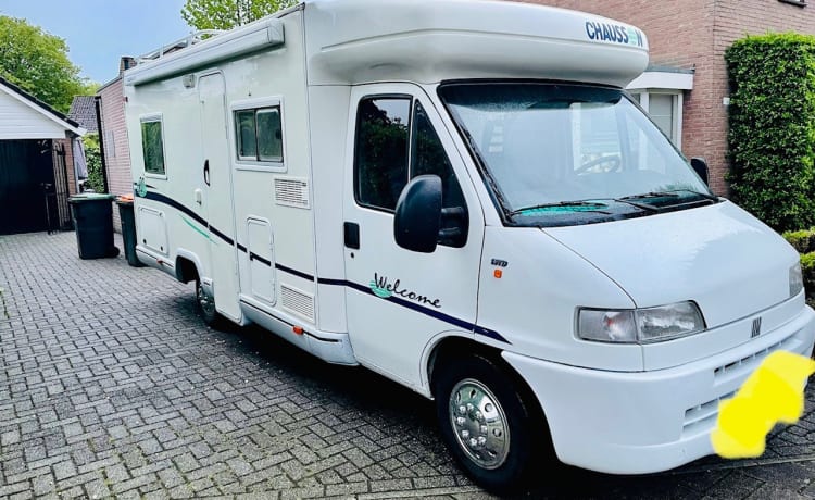 Sfeervolle camper met vast bed en makkelijk te parkeren