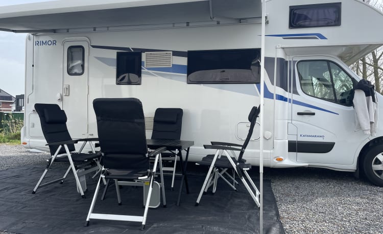 Spacious 7-person Rimor alcove family camper from 2019