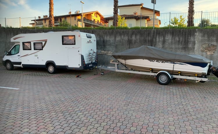 Time-Out – Camping-car soigné avec attelage, porte-vélos et grand garage