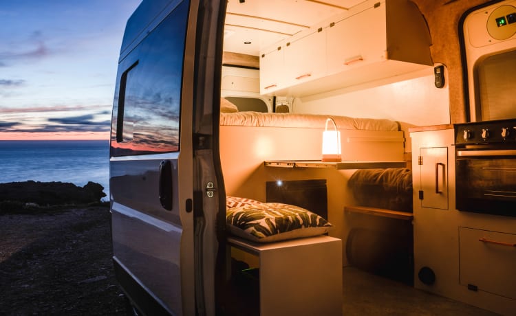 Ocean Breeze – Ultra-moderne off-grid campervan met oven, boiler en zonnestroom