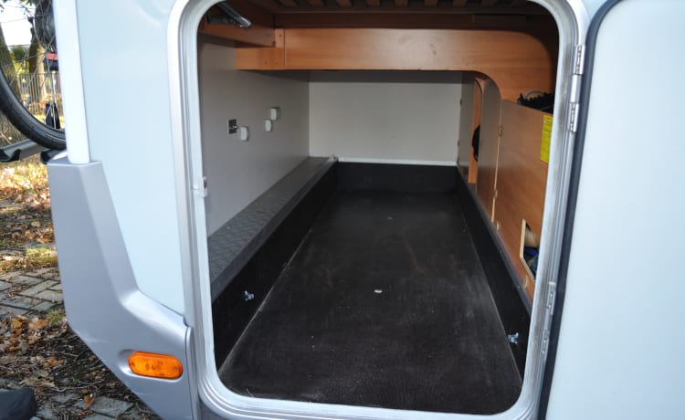 XXL beds in Comfortable Weinsberg camper